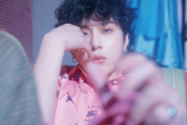 Nhóm chat của Seungri còn gồm Yong Jun Hyung. Anh sinh năm 1989, là thành viên nhóm Highlight.