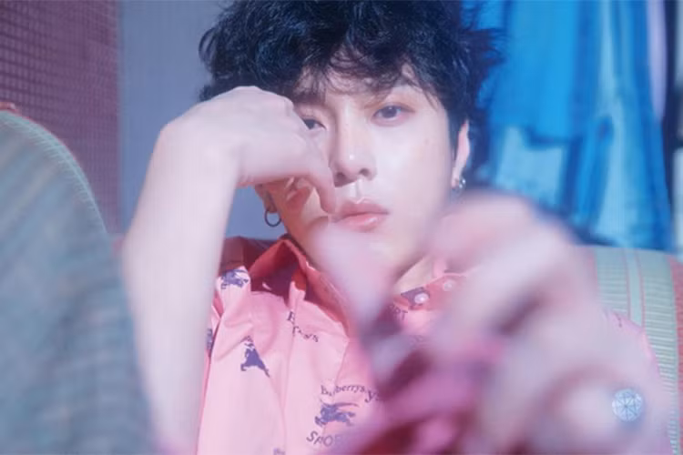 Nhóm chat của Seungri còn gồm Yong Jun Hyung. Anh sinh năm 1989, là thành viên nhóm Highlight.