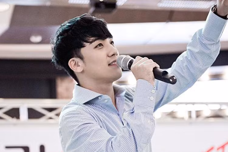 Nam ca sĩ Seungri - người lập nhóm chat bệnh hoạn đã có 13 năm gia nhập showbiz.