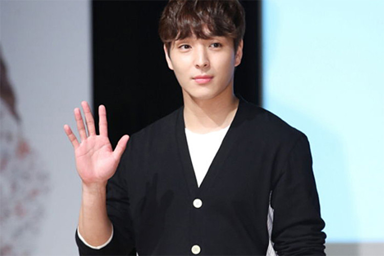 Nam ca sĩ là trưởng nhóm FT Island. Tuy nhiên, khi dính líu vào scandal của Seungri, anh đã buộc phải rời nhóm. Ảnh: Insight