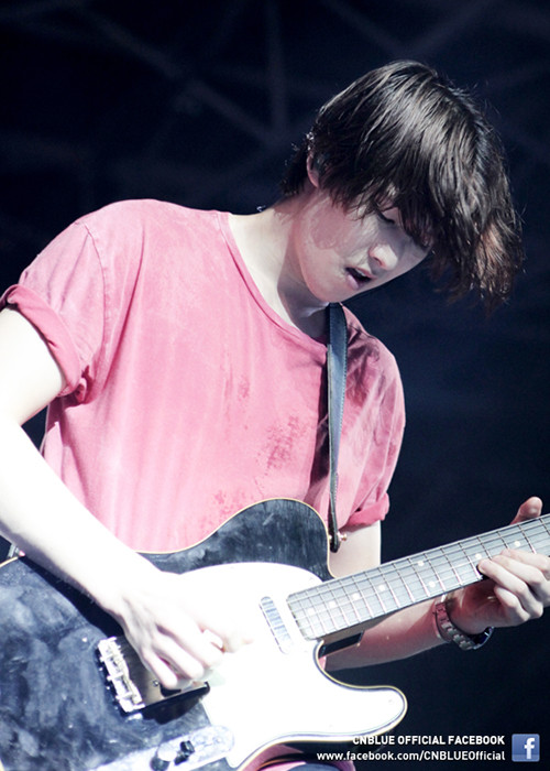 Lee Jong Hyun sở hữu gương mặt điển trai, dáng vẻ thư sinh. Ngoài ca hát, anh còn đóng phim, tham gia gameshow.