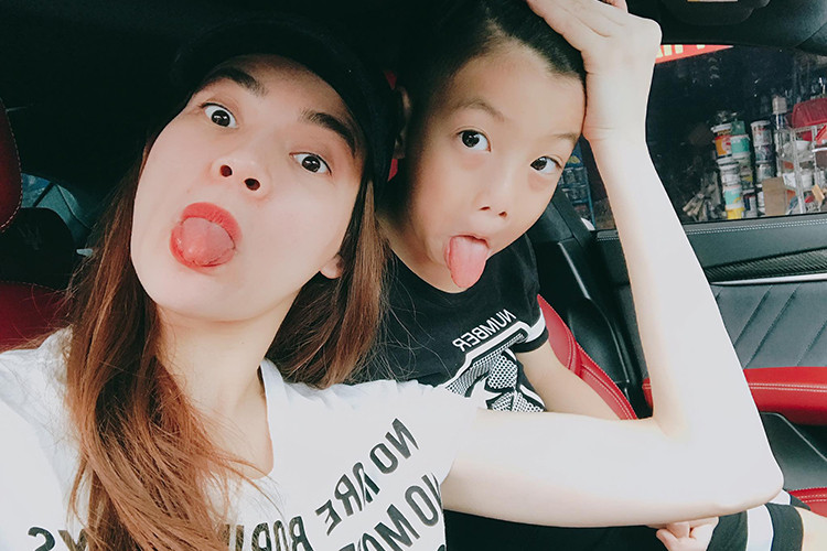 Người đẹp dường như luôn tìm được những giây phút bình yên bên con trai của mình mặc sóng gió ngoài kia. Ảnh: FBNV Xem video "Hà Hồ lên tiếng khi bị nói hết thời". Nguồn VTC