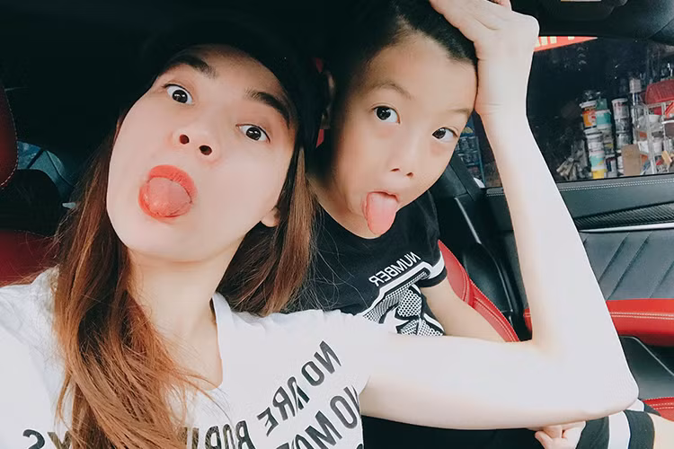 Người đẹp dường như luôn tìm được những giây phút bình yên bên con trai của mình mặc sóng gió ngoài kia. Ảnh: FBNV Xem video "Hà Hồ lên tiếng khi bị nói hết thời". Nguồn VTC