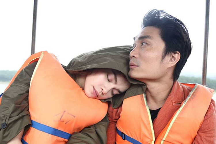 Luôn muốn có một sản phẩm nghệ thuật chỉn chu, Hà Hồ không ngại vất vả. Trong ảnh là nữ ca sĩ ngủ gục vì mệt mỏi khi quay MV "Tội lỗi" tại Đà Lạt trong thời tiết khắc nghiệt năm 2015. Ảnh: Zing