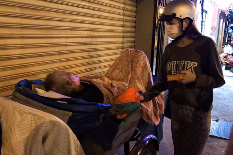 Hà Hồ cũng là một trong những sao Việt chăm đi làm từ thiện. Ảnh: FBNV