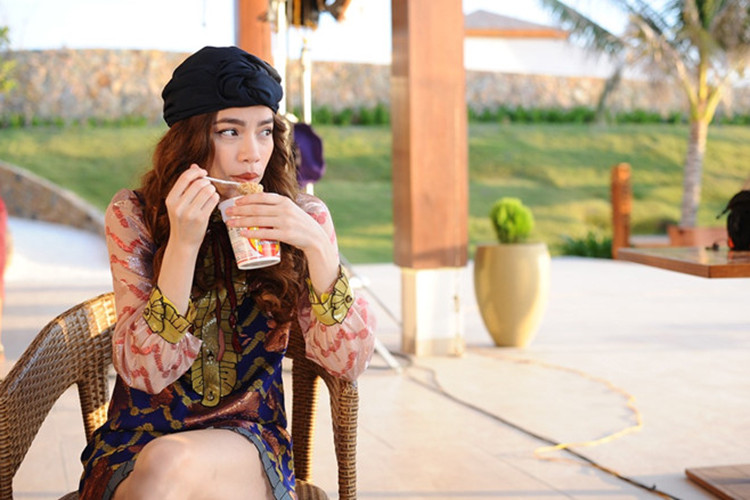 Hình ảnh Hà Hồ ăn mì gói khiến fan bất ngờ. Ảnh: Zing