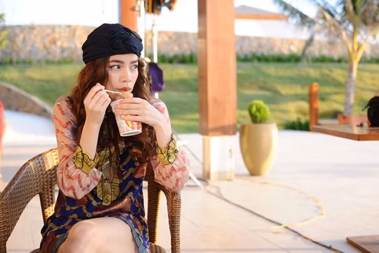 Hình ảnh Hà Hồ ăn mì gói khiến fan bất ngờ. Ảnh: Zing