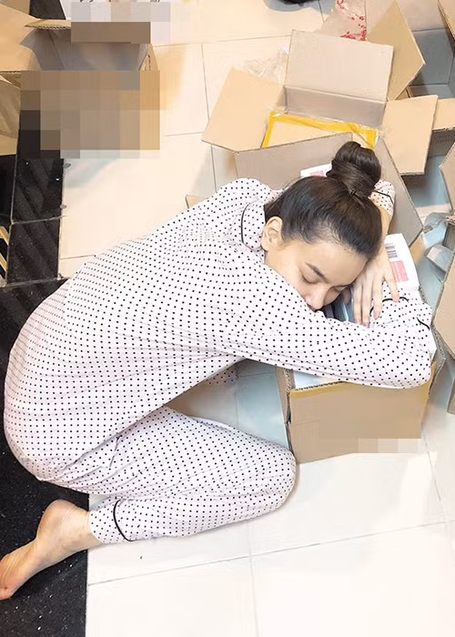 Trong vài năm trở lại đây, Hà Hồ tập tành kinh doanh. "Hát cũng cực, kinh doanh cũng cực. Mà không có tiền cực hơn hoặc sống như cây tầm gửi cực nữa. Nên mình chọn cái cực nào mà làm mình thấy an toàn nhất thì làm", cô bày tỏ quan điểm. Ảnh: FBNV