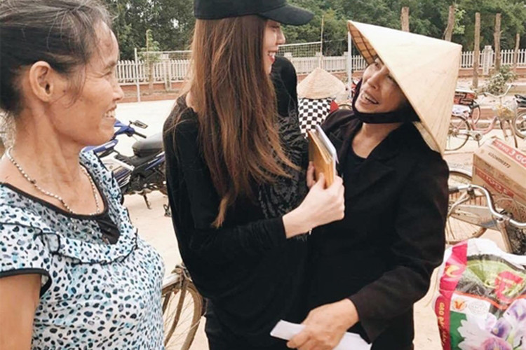 Trong các chuyến đi, cô luôn ăn mặc giản dị. Ảnh: FBNV