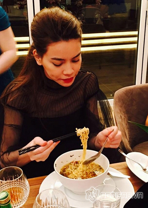 Một trong những món khoái khẩu của nữ ca sĩ mỗi lần đi diễn muộn là mì gói. Ảnh: FBNV