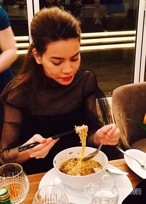 Một trong những món khoái khẩu của nữ ca sĩ mỗi lần đi diễn muộn là mì gói. Ảnh: FBNV