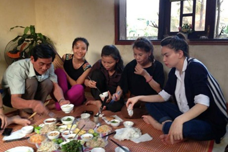 Năm 2013, khi về Quảng Bình làm từ thiện, nữ ca sĩ từng ăn bữa cơm giản dị cùng gia đình. Hình ảnh gần gũi này của cô chiếm được cảm tình của fan. Ảnh: Zing