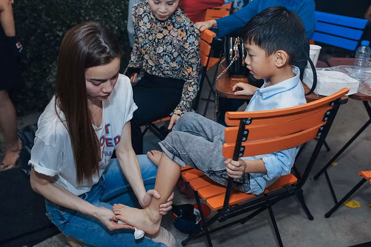 Hình ảnh nữ ca sĩ mỗi khi bên con trai cũng chiếm được cảm tình của fan bởi sự gần gũi. Ảnh: FBNV