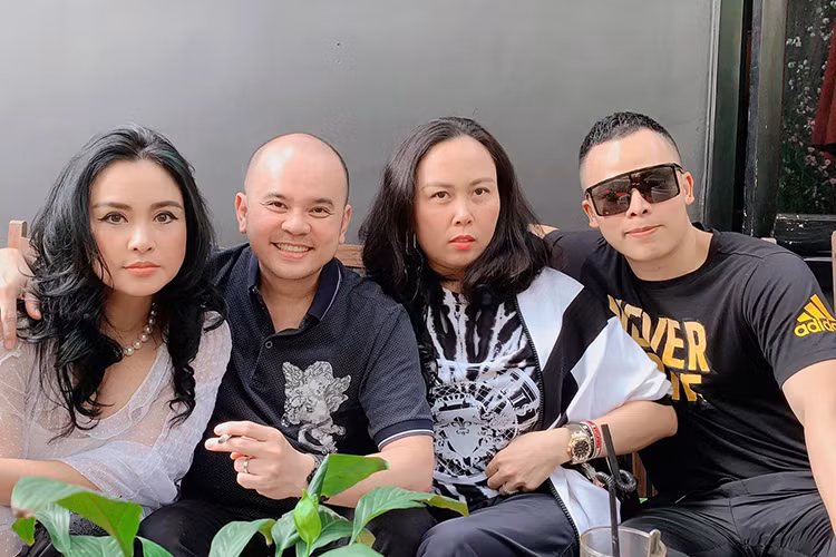 Khắc Tiệp và Phượng Chanel thân thiết do tìm được nhiều nét tương đồng trong quan điểm sống, sở thích ăn uống và phong cách làm việc.