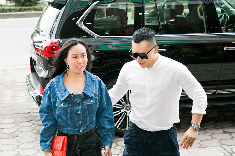 Khép lại đêm hội chân dài cuối cùng, ông bầu gốc Nam Định còn gửi lời cảm ơn đến một người chị. Đó là doanh nhân Phượng Chanel.