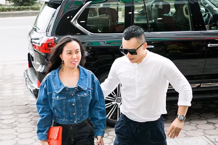 Khép lại đêm hội chân dài cuối cùng, ông bầu gốc Nam Định còn gửi lời cảm ơn đến một người chị. Đó là doanh nhân Phượng Chanel.