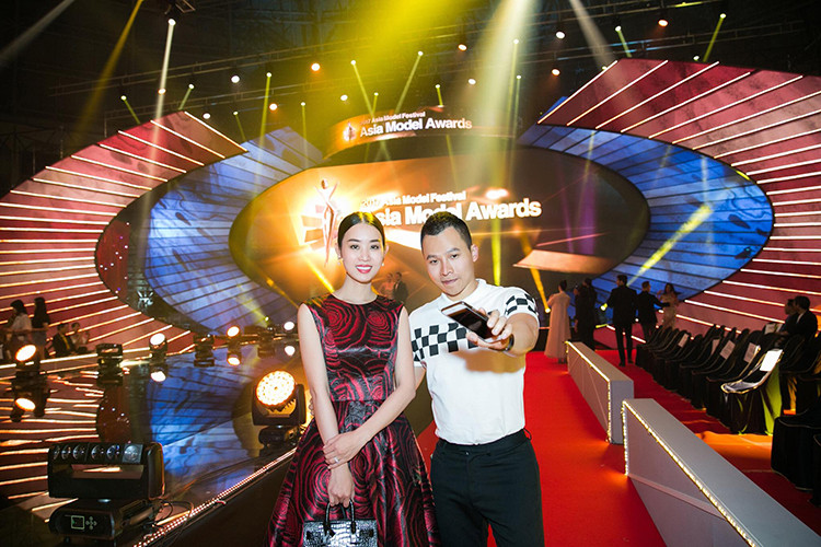 Trong đêm hội chân dài cuối cùng diễn ra vào tối ngày 9/3, Khắc Tiệp gửi lời cảm ơn đến Minh Phương đầu tiên.