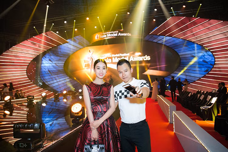 Trong đêm hội chân dài cuối cùng diễn ra vào tối ngày 9/3, Khắc Tiệp gửi lời cảm ơn đến Minh Phương đầu tiên.