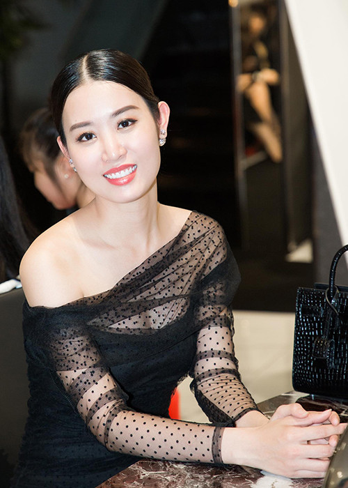 Minh Phương xuất thân người mẫu nhưng sau đó làm tiếp viên hàng không.