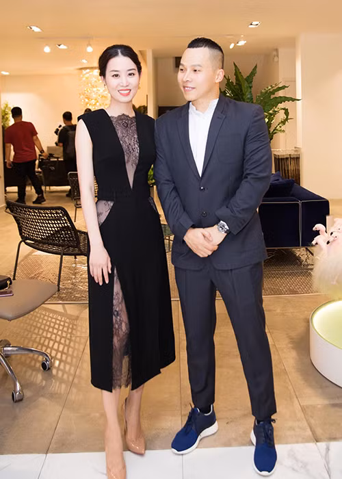 "Cảm ơn một cô gái đã gắn bó với Đêm hội chân dài 12 năm, đã gắn bó với biết bao buồn vui áp lực. Cảm ơn em", Khắc Tiệp nói.