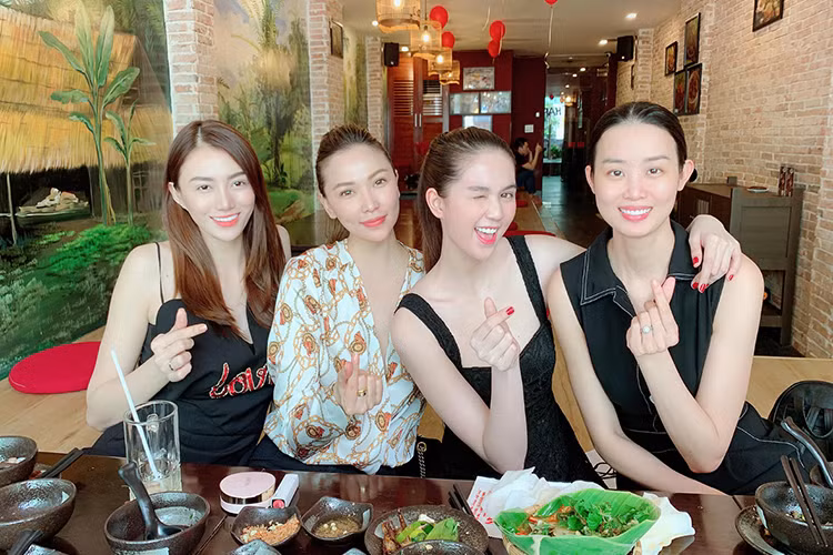 Trong mắt Khắc Tiệp, Minh Phương: “Khéo léo trong cách sống, biết dung hòa các mối quan hệ và cẩn trọng trong giao tiếp. Cô ấy chính là cô gái triệu like mà mình từng thấy”.