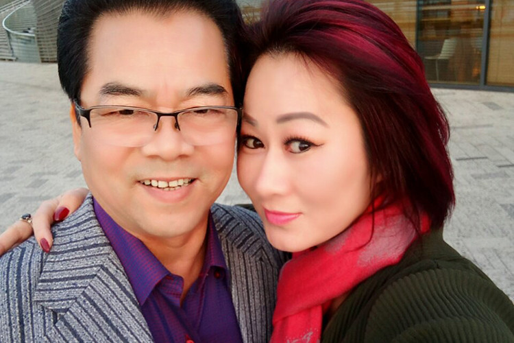 Vợ thứ hai của nam diễn viên phim " Những cô gái trong thành phố" tên Bích Vân, làm kinh doanh và kém chồng đến 23 tuổi. Ảnh: FBNV