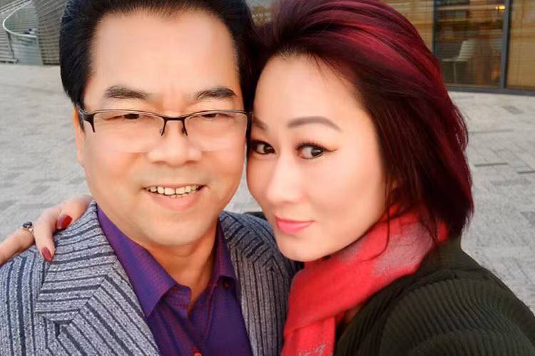 Vợ thứ hai của nam diễn viên phim " Những cô gái trong thành phố" tên Bích Vân, làm kinh doanh và kém chồng đến 23 tuổi. Ảnh: FBNV