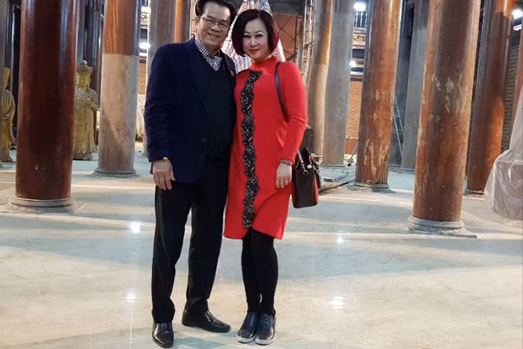 Trần Nhượng từng hết lời khen ngợi bà xã trước công chúng. Ảnh: FBNV