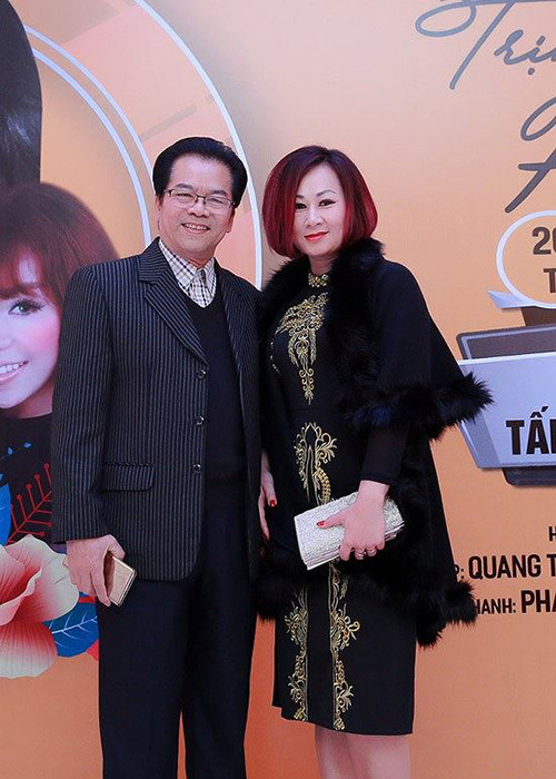Hình ảnh nam nghệ sĩ bên vợ kém tuổi trong chương trình nghệ thuật. Ảnh: Dân Việt
