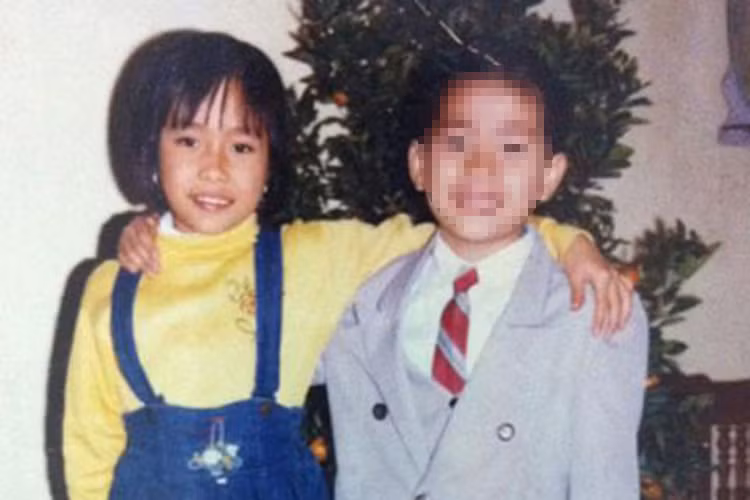 Từ nhỏ, Quỳnh Nga đã được bố mẹ tham gia sinh hoạt tại nhà văn hóa. Trong ảnh là Quỳnh Nga hồi bé với làn da ngăm đen. Ảnh: Đời sống pháp luật