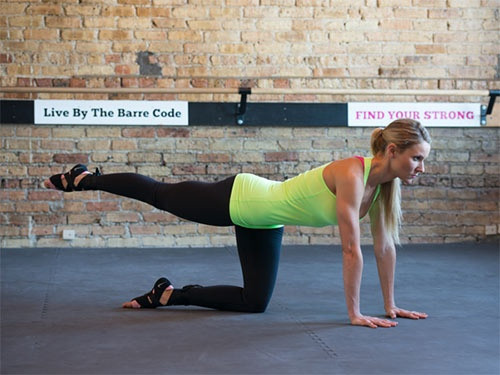  Động tác nâng bàn chân: Dùng chân trái quỳ vuông gối và chống tay ra phía trước. Từ từ nâng chân phải từ đằng sau lên song song với mặt sàn và giữ trong vài giây rồi lặp lại. Khi đã cảm thấy vừa với sức mình thì chuyển sang nâng chân trái.