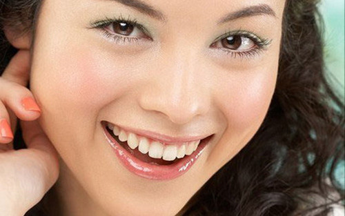 Cười rộng miệng: Đây là một bài tập giảm béo mặt đơn giản nhất để nhanh chóng đốt cháy phẩn mỡ thừa trên mặt. Hãy đứng trước một chiếc gương lớn và đóng chặt môi lại. Sau đó bạn hãy cười rộng nhất đến mức có thể. Giữ vị trí này trong 5 giây, rồi nhăn mũi trong 2 phút và thư giãn. Lặp lại bài tập này 10 lần mỗi ngày.