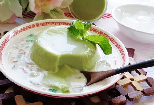 Chè bơ: Bơ xay nhuyễn cùng sữa tươi, nước cốt dừa, vài giọt chanh, thả lá gelatin vào sẽ được hỗn hợp đông mịn. Khi ăn chan thêm nước cốt dừa là ngon.