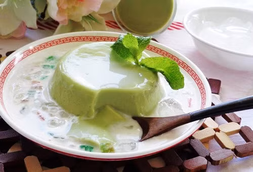  Chè bơ: Bơ xay nhuyễn cùng sữa tươi, nước cốt dừa, vài giọt chanh, thả lá gelatin vào sẽ được hỗn hợp đông mịn. Khi ăn chan thêm nước cốt dừa là ngon.