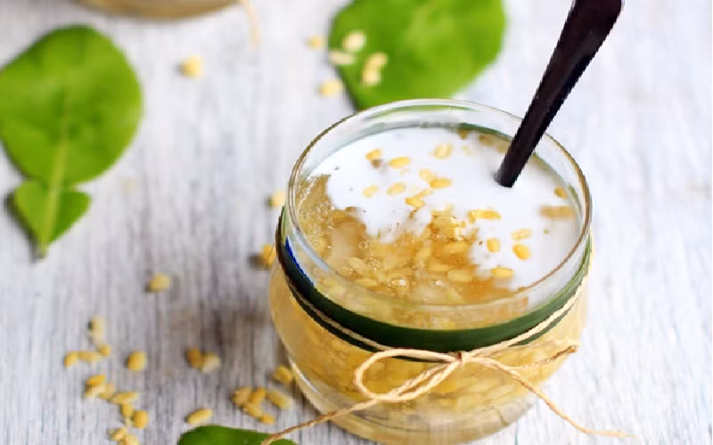  Chè bưởi: Bưởi ngon nhất vào mùa thu. Chè bưởi được chế biến từ cùi bưởi. Sau công đoạn sơ chế cho bớt hăng, cùi bưởi được phủ 1 lớp bột năng trong suốt hấp dẫn, nấu cùng đỗ xanh và bột sắn. Khi ăn thêm nước cốt dừa là đã có 1 bát chè chuẩn ngon.