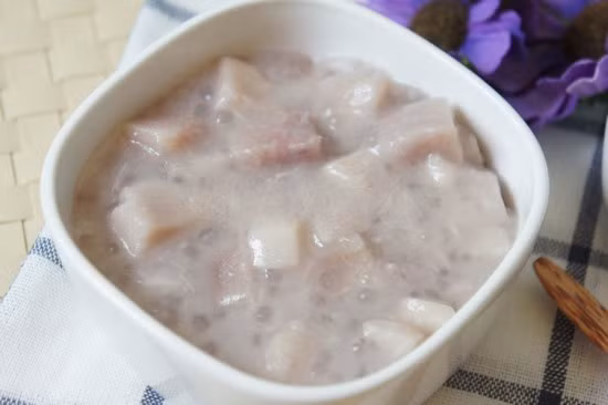  Chè khoai môn: Nguyên liệu làm nên bát chè khá giản đơn, chỉ vài củ khoai môn, chút gạo nếp thơm, vài lát gừng cộng thêm sự tỉ mỉ của người nấu. Thưởng thức món chè khoai môn bạn sẽ cảm nhận được các hạt trân châu dai sần sật, cộng với vị bùi của khoai môn, vị ngọt béo của nước cốt dừa.