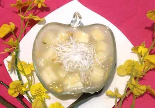  Chè sắn: Loại chè này ăn ngon nhất khi nóng. Thưởng thức bát chè sắn nóng hổi cùng vị cốt dừa ngọt lịm, thơm mát mùi gừng trong một không khí dịu mát thật không món gì sánh được.