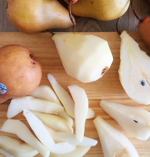  Bước 3: Lê rửa sạch, gọt vỏ, cắt thành miếng nhỏ hình hạt lựu hoặc to hơn một chút. Tương tự, xoài cũng rửa sạch, gọt vỏ, thái miếng vừa ăn.