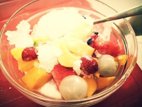  Bước 5: Cho tất cả hoa quả vào ly, đổ thêm 3 muỗng sữa tươi, 1/2 hộp sữa chua, 2 muỗng sữa đặc, 2 muỗng nước cốt dừa, một ít nước cốt chanh và rắc dừa bào sợi lên phía trên. Sau đó bạn để ly hoa quả dầm vào tủ lạnh cho mát.