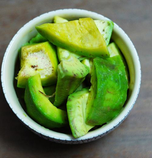  Bước 1: Bơ rửa sạch, gọt vỏ, thái miếng vừa ăn. Bơ không chỉ chế biến thành hoa quả dầm mà bạn còn có thể học cách làm sinh tố bơ cũng rất ngon đấy.