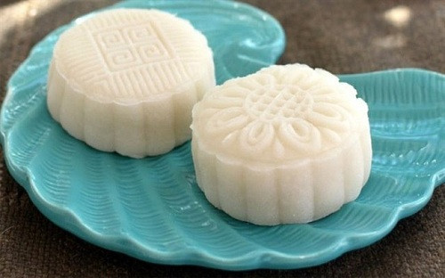  3. Bánh dẻo chay: Bánh chỉ sử dụng toàn nguyên liệu chay nên không đậm đà như bánh dẻo truyền thống. Bù lại, bánh lại có vị ngọt thanh, dai dai nên sẽ ăn được nhiều. Hơn nữa, bạn còn chẳng mất công làm nhân bánh, tất cả chỉ cần nhào bột bánh, đóng khuôn - thế là xong. Món bánh này rất phù hợp với người đang ăn kiêng.