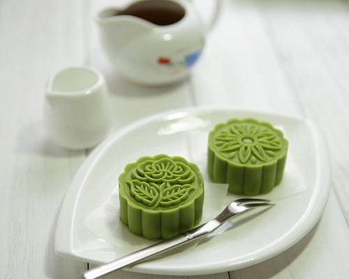  2. Bánh dẻo tuyết trà xanh nhân sữa chua: Chiếc bánh dẻo có hương thơm hấp dẫn của trà xanh, khi cắn tới miếng nhân thì bạn mới cảm nhận được hương vị sữa chua là lạ trong miệng. Loại bánh này thường không chứa quá nhiều đường và dầu mỡ nên ăn mãi cũng không thấy ngán.