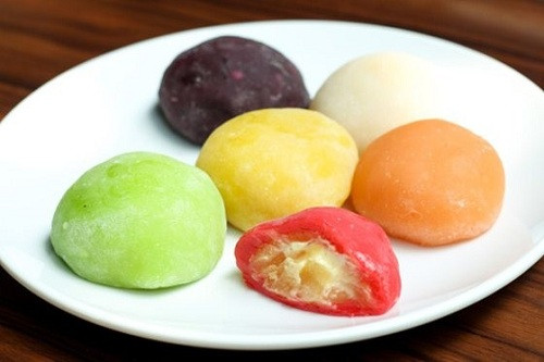  4. Bánh trung thu kem lạnh kiểu Nhật: Là loại bánh trào lưu, đang mang lại một làn gió mới cho người thưởng ẩm, giữa muôn vàn kiểu bánh truyền thống. Từng miếng bánh trung thu kem lạnh ngọt ngào, mát lạnh tan chảy trong miệng khiến ai cũng phải ngẩn ngơ.