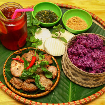 Những khi có khách đến thăm nhà hoặc tiệc tùng thì thường có thêm món thịt lợn ram vừng ăn cùng xôi.