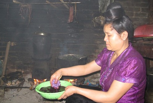 Lá cây khảu cẳm hái trên rừng về rửa sạch rồi bỏ vào nồi nước nấu để cho ra màu tím. Trước khi cho gạo vào chõ đồ xôi, gạo nếp được ngâm vài giờ vào chậu nước khảu cẳm đã được nấu và để nguội.