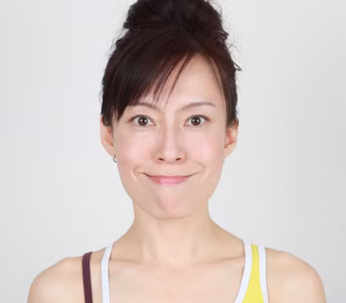  Bĩu môi: Hãy vui vẻ với bài tập này. Để tập luyện cho cơ mặt, tất cả những gì bạn phải làm là bĩu cong môi ở mức bạn có thể. Giữ quai hàm mạnh và da mặt được thắt chặt. Bạn phải cảm thấy sự căng trong cơ bắp má và chắc chắn bạn lặp lại bài tập hữu ích này ít nhất 10 – 15 lần mỗi ngày. Thực hành thường xuyên để loại bỏ cằm ngấn và đôi má mũm mĩm.