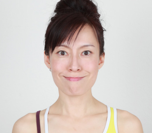  Bĩu môi: Hãy vui vẻ với bài tập này. Để tập luyện cho cơ mặt, tất cả những gì bạn phải làm là bĩu cong môi ở mức bạn có thể. Giữ quai hàm mạnh và da mặt được thắt chặt. Bạn phải cảm thấy sự căng trong cơ bắp má và chắc chắn bạn lặp lại bài tập hữu ích này ít nhất 10 – 15 lần mỗi ngày. Thực hành thường xuyên để loại bỏ cằm ngấn và đôi má mũm mĩm.