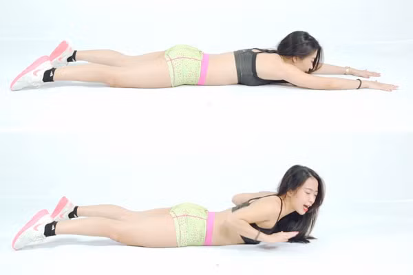  Động tác 3: Nằm sấp, ép sát thân xuống sàn, tay duỗi thẳng hết cỡ về phía trước, từ từ co hai tay ép chặt vào hai bên sườn rồi lại duỗi ra, tập nhịp nhàng.