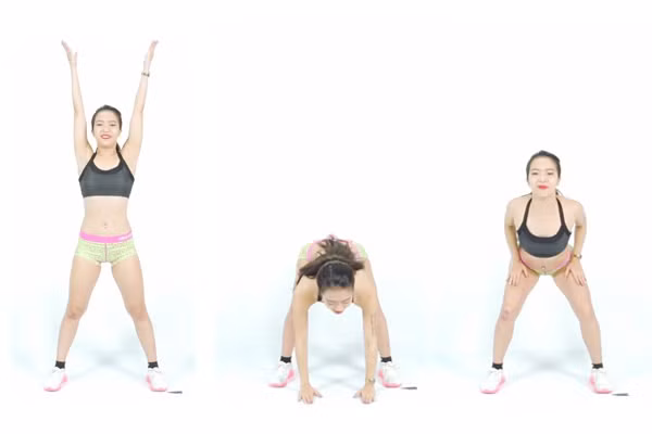  Động tác 7: Đứng thẳng, hai chân mở 60cm, hai tay giơ cao mở 60cm, lòng bàn tay hướng về nhau. Từ từ cúi người về phía trước, hai bàn tay áp mặt sàn. Nhấc tay lên đặt trên hai bên đùi rồi trở lại tư thế ban đầu.