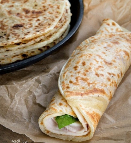  Sandwich từ bánh sắn: Thay thế vỏ bánh mỳ bằng vỏ bánh sắn cũng giúp bạn có được món sandwich ngon lành. Với món bánh này, bạn có thể kẹp thêm thịt xông khói, cà chua và rau diếp ở giữa, thêm sốt mayonaise và tương ớt là đã có món ăn ngon tuyệt.